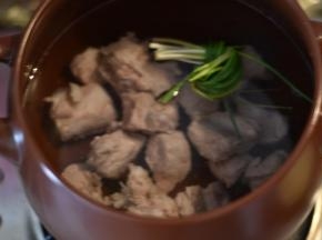 坤博砂锅中放冷水，将焯水过的小排骨倒入锅中，放入葱姜，料酒；