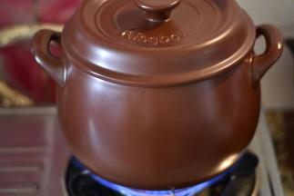 盖上锅盖，开大火烧15分钟左右转中火烧30分钟