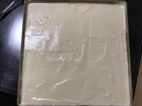 搅拌好的蛋糕糊倒入事先铺好樱花的烤盘，抹平表面，入烤箱中层165度20分钟，每个烤箱有温度差异，根据自己家的烤箱调节温度