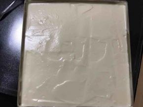 搅拌好的蛋糕糊倒入事先铺好樱花的烤盘，抹平表面，入烤箱中层165度20分钟，每个烤箱有温度差异，根据自己家的烤箱调节温度