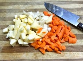 1、苹果、雪梨、胡萝卜分别去皮，切成小块。