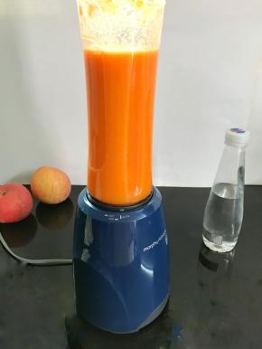 3、把料理杯放入底座，接通电源，不到1分钟即可。