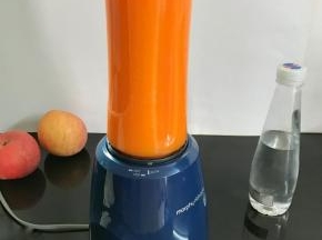 3、把料理杯放入底座，接通电源，不到1分钟即可。