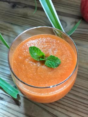 5、一杯好喝的营养满满的果汁就可以喝了。