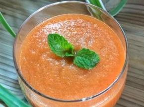 5、一杯好喝的营养满满的果汁就可以喝了。