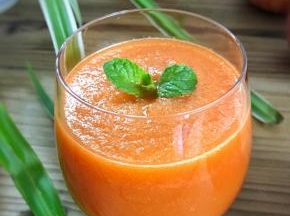 4、让胡萝卜中丰富的维A，苹果中丰富的维c相结合，再加上梨所具有的生津、润燥、清热、化痰等功效，非常适合春天的一杯果汁