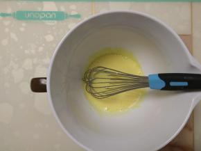 加入牛奶搅拌均匀。