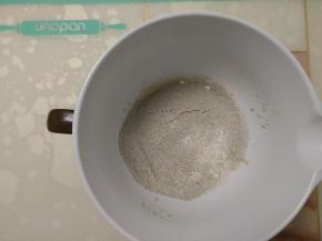 筛入杂粮粉和低筋面粉。