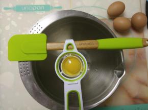 分离蛋清蛋黄。