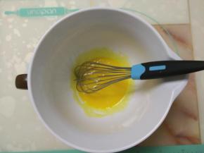 蛋黄中加入一些细砂糖，搅拌均匀。