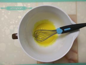 加入橄榄油搅打至充分乳化。