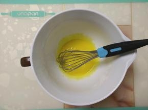 加入橄榄油搅打至充分乳化。