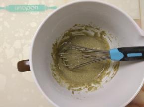 用手动打蛋器呈z字形搅拌均匀。