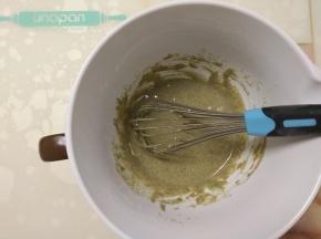 用手动打蛋器呈z字形搅拌均匀。