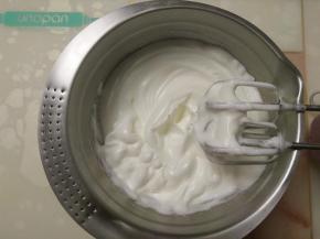 蛋清中加入几滴柠檬汁和细砂糖，用电动打蛋器打发至湿性偏干状态。