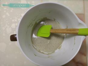 取三分之一打发好的蛋清到蛋黄糊中，切拌均匀。