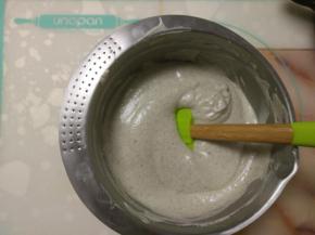 再倒入剩余的蛋清中切拌均匀，成光滑细腻的面糊。