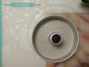 倒入准备好的模具中。