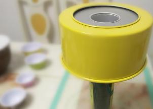 出炉后倒扣在细口瓶子上，彻底晾凉后脱模。