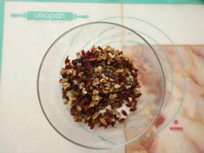 把所有坚果果干类原料剪成和葡萄干大小一致。