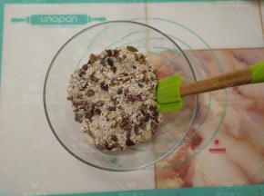 所有干性材料倒入大碗中拌匀。