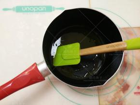 把橄榄油和蜂蜜倒入小锅里，边搅拌混合边小火加热至蜂蜜和橄榄油充分融合。