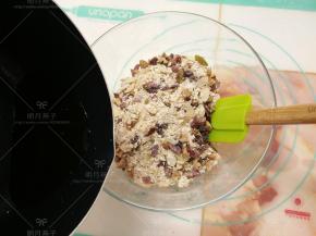 把混合好的蜂蜜油倒入步骤3的大碗中。