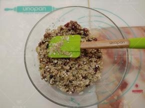 用刮刀充分搅拌均匀。