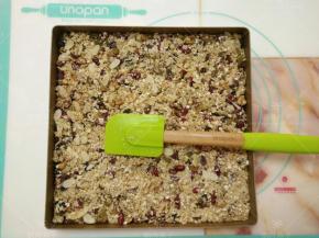 倒入烤盘中充分摊开。