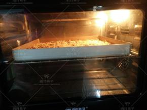 送入预热好的烤箱，165度10分钟，取出搅拌后再转155度烤10分钟。