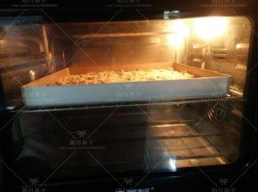 送入预热好的烤箱，165度10分钟，取出搅拌后再转155度烤10分钟。