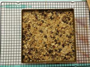 烤至金黄后取出晾凉，密封保存，随吃随取。