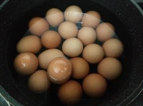 入锅煮熟。