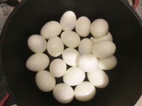 煮熟的鸡蛋剥去蛋壳，放入锅中。