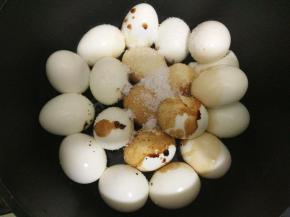 加入生抽、老抽和糖（最好用冰糖）。生抽和老抽的用量为1：1。