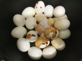 加入生抽、老抽和糖（最好用冰糖）。生抽和老抽的用量为1：1。