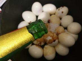 加入一瓶啤酒，没过鸡蛋。