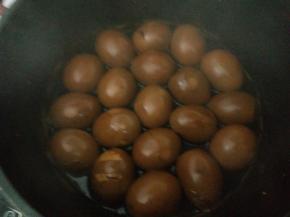 关火后尝下味道，太淡就加点盐。然后盖上锅盖，让鸡蛋在卤汁中浸泡半天入味。