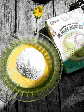 打散的蛋液里加入鸡蛋