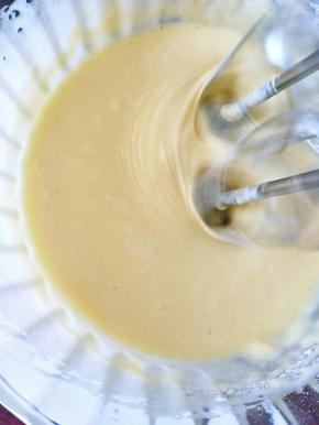 用低速将蛋液和面粉打发5分钟以上