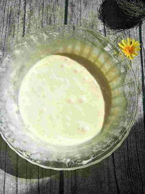 搅拌好的面粉糊，有气泡没有关系，装好模具震一下。