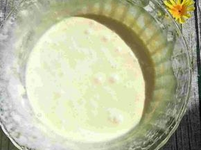 搅拌好的面粉糊，有气泡没有关系，装好模具震一下。