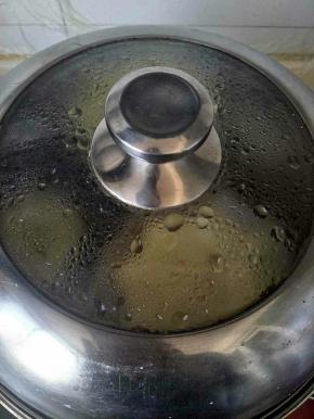 放入蒸锅大火开了转中火蒸25分钟，