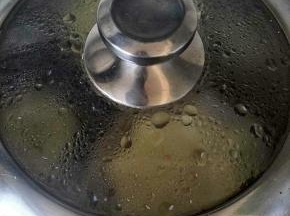 放入蒸锅大火开了转中火蒸25分钟，