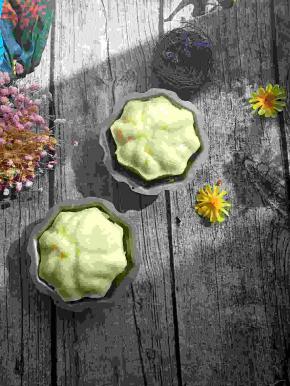 蒸好的蛋糕没有回缩，两边自然分离，很好的模具一点不沾很好脱模。