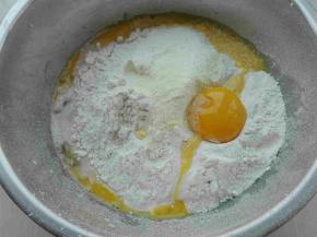 除黄油外所有材料混合