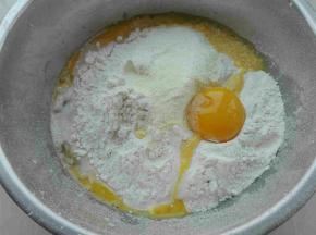 除黄油外所有材料混合