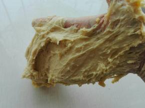 开始揉面团会很黏手