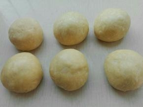 发酵好的面团取出排气，等分六份，揉圆醒发20分钟