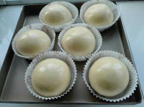 烤箱放碗热水，温度35度，发酵40分钟，表面刷蛋液